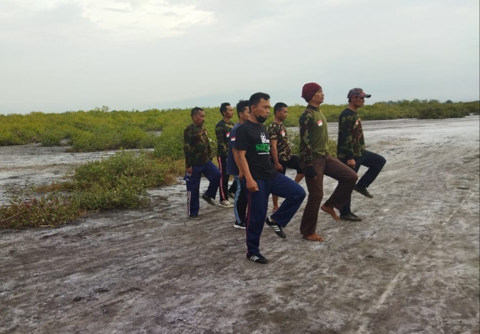 Banser Sumberasih Latihan PBB dari Rumah ke Rumah Hingga Pantai