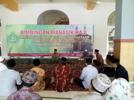 H. Santoso Bimbing Manasik Kraksaan