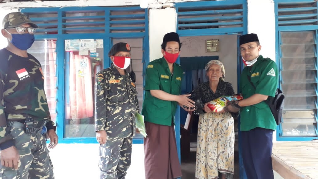 Peduli Kaum Duafa, Ansor Banser Leces Bagikan Sembako