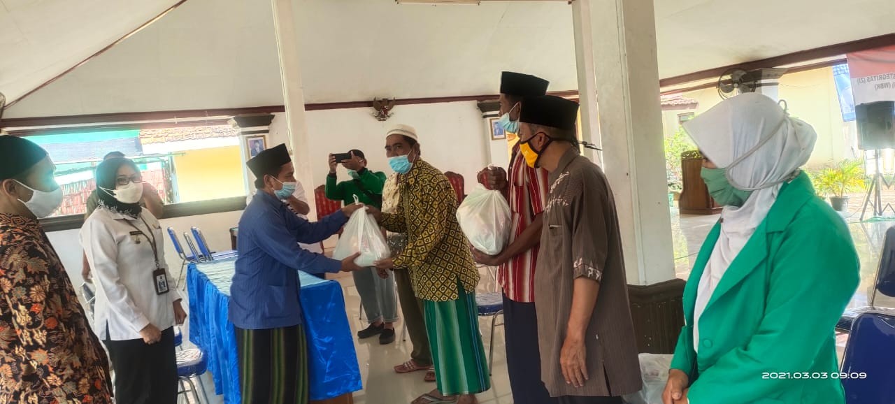 Bantu Korban Banjir Dringu, PCNU Kabupaten Probolinggo Serahkan Paket Sembako