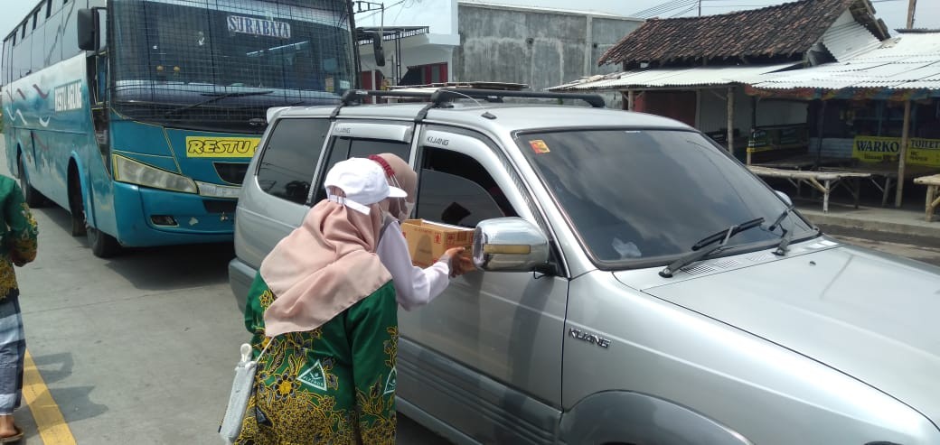 Peduli Korban Banjir dan Puting Beliung, PAC IPNU IPPNU Leces  gelar aksi Galang Dana