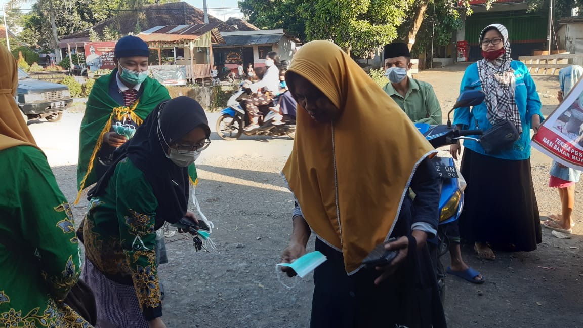 Berbagi Dengan Hati, Pelajar NU Tegalsiwalan Bagikan 1000 Masker