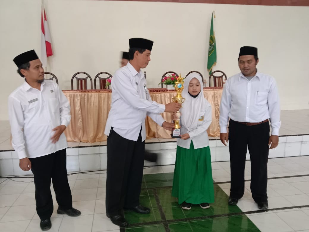 Mengenal Linis, Bocah Terkecil yang Berprestasi di Ajang KSM Probolinggo