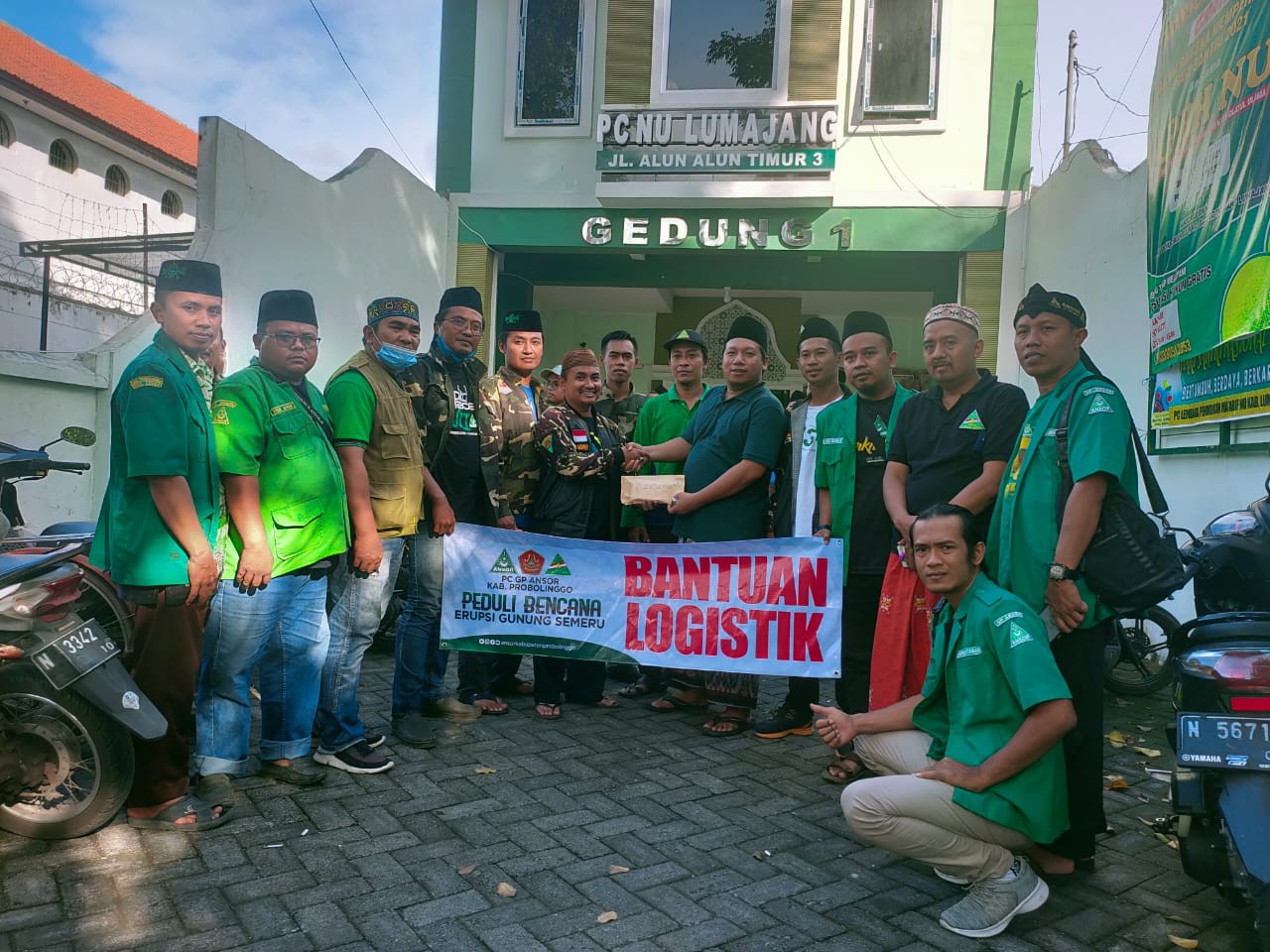 Ansor Probolinggo Salurkan Bantuan untuk Korban Erupsi Gunung Semeru