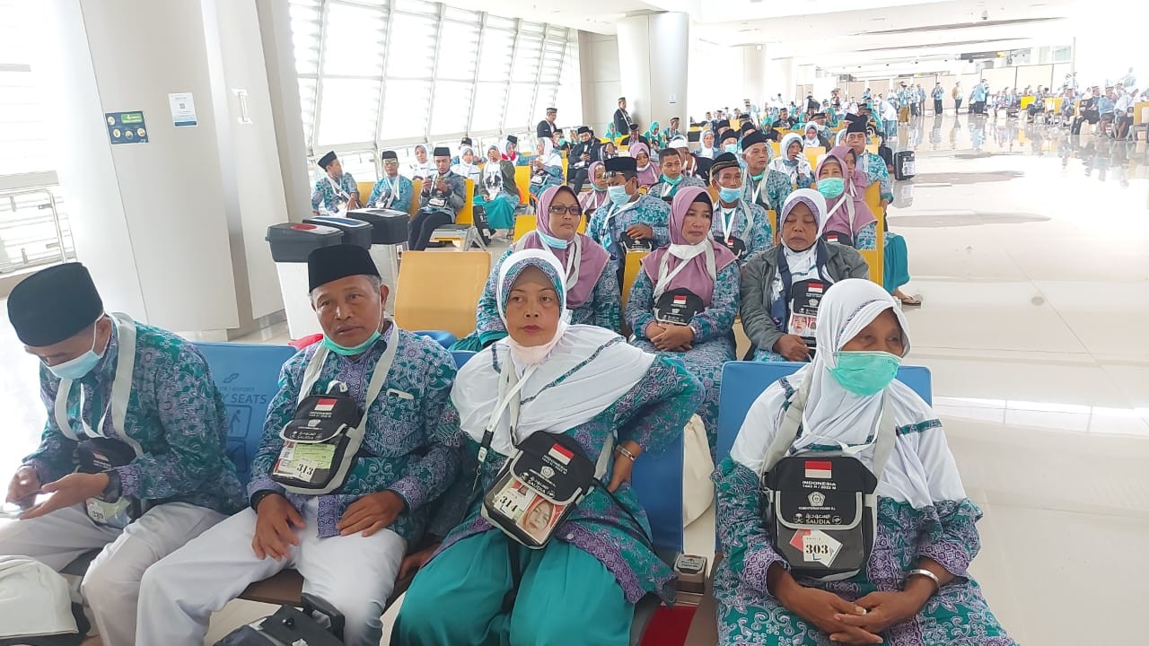 Jemaah Calon Haji Kabupaten Probolinggo Terbang ke Madinah
