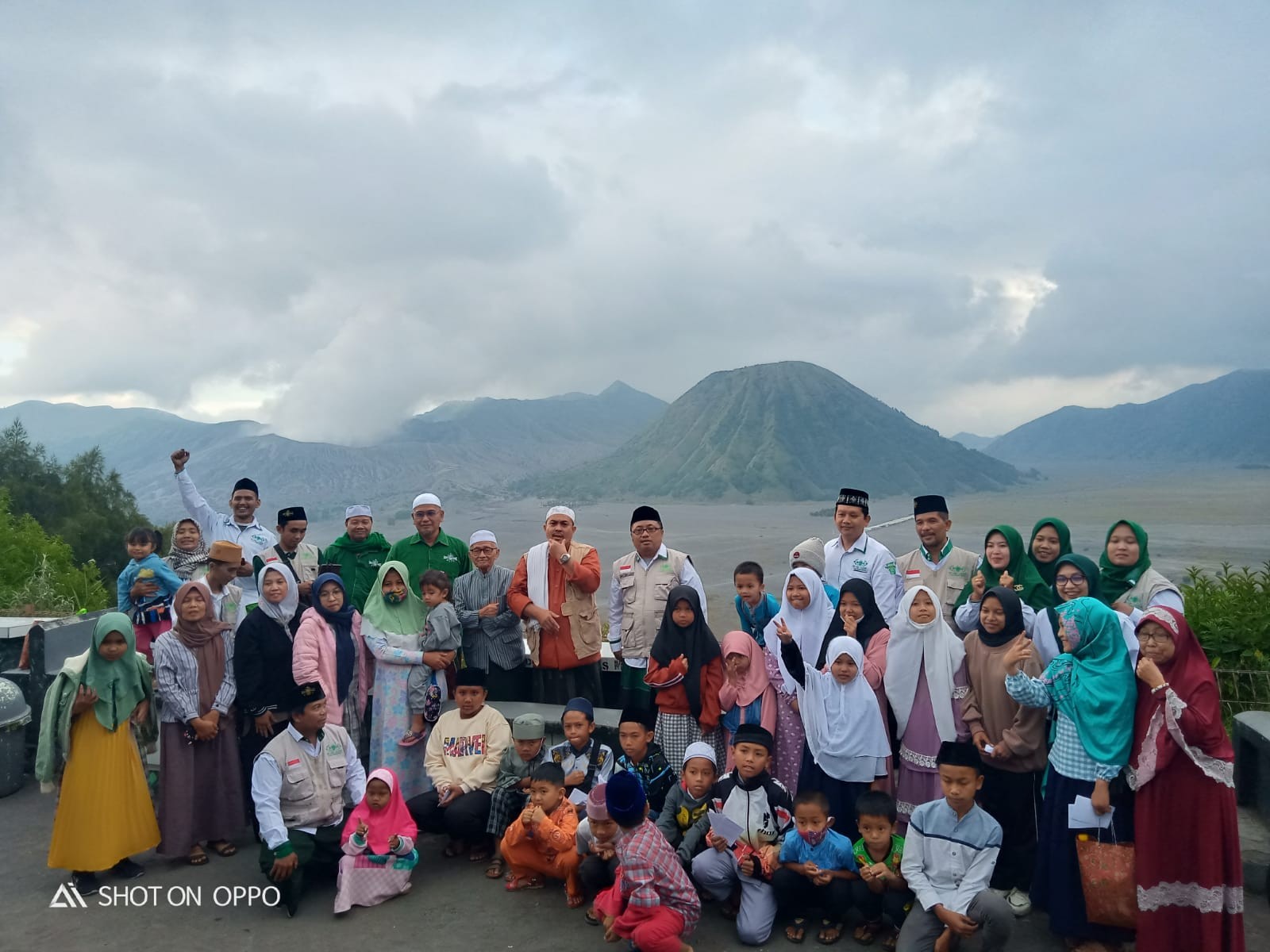 Lazisnu Probolinggo Gelar Santunan Anak Yatim di Atas Lautan Pasir Bromo
