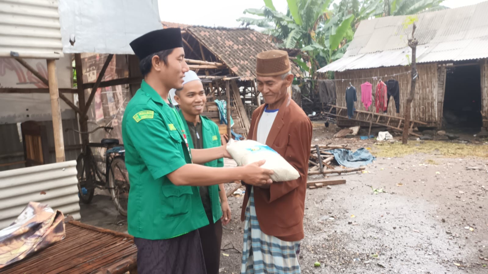LAZ GP Ansor Sumberasih Distribusikan Zakat untuk Duafa