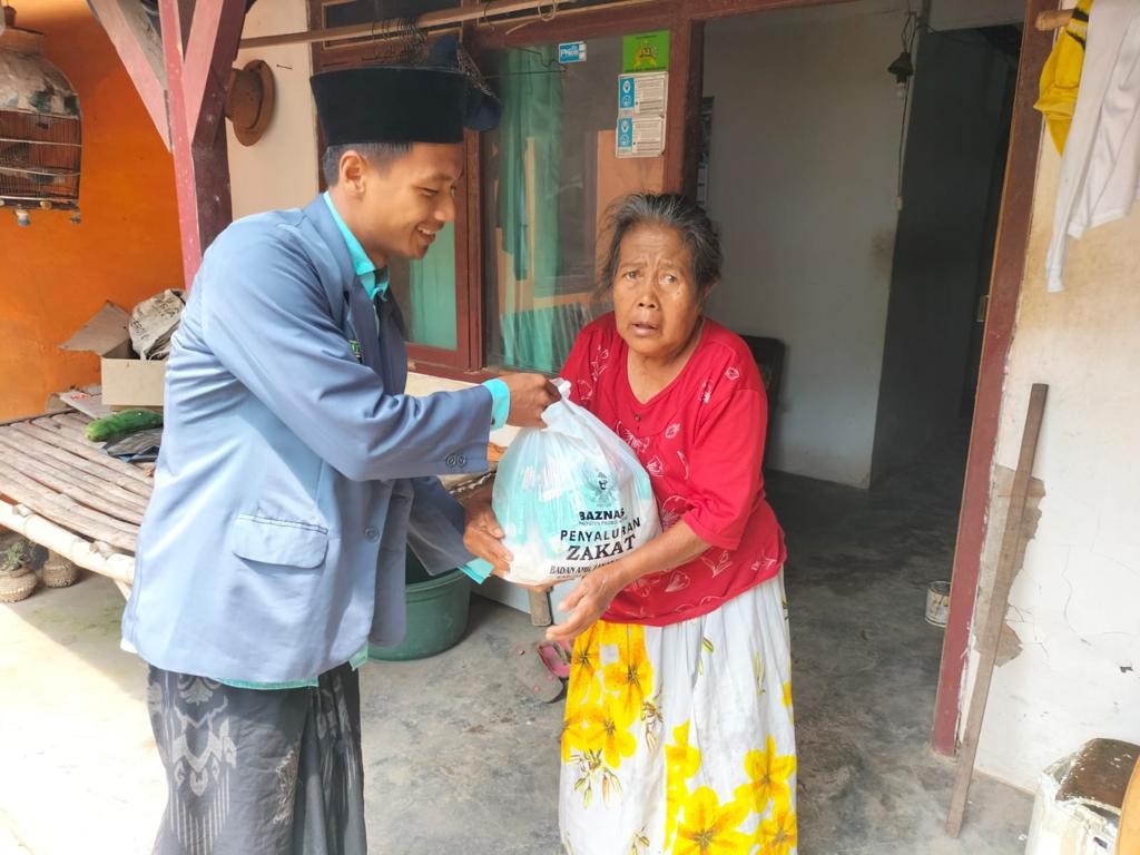 Gandeng Baznas, IPNU IPPNU Probolinggo Salurkan Ratusan Paket Zakat Fitrah