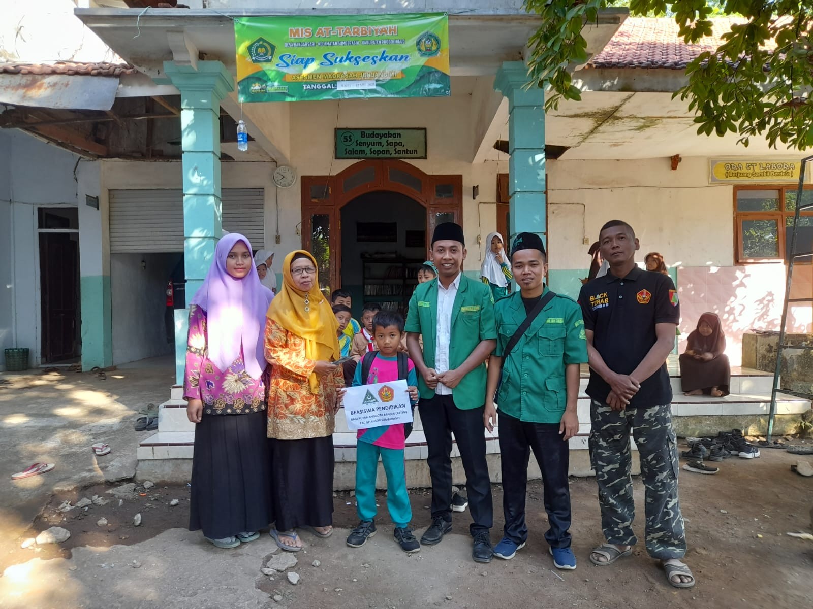 Ansor Sumberasih Salurkan Beasiswa Pendidikan Bagi Yatim Putra Banser