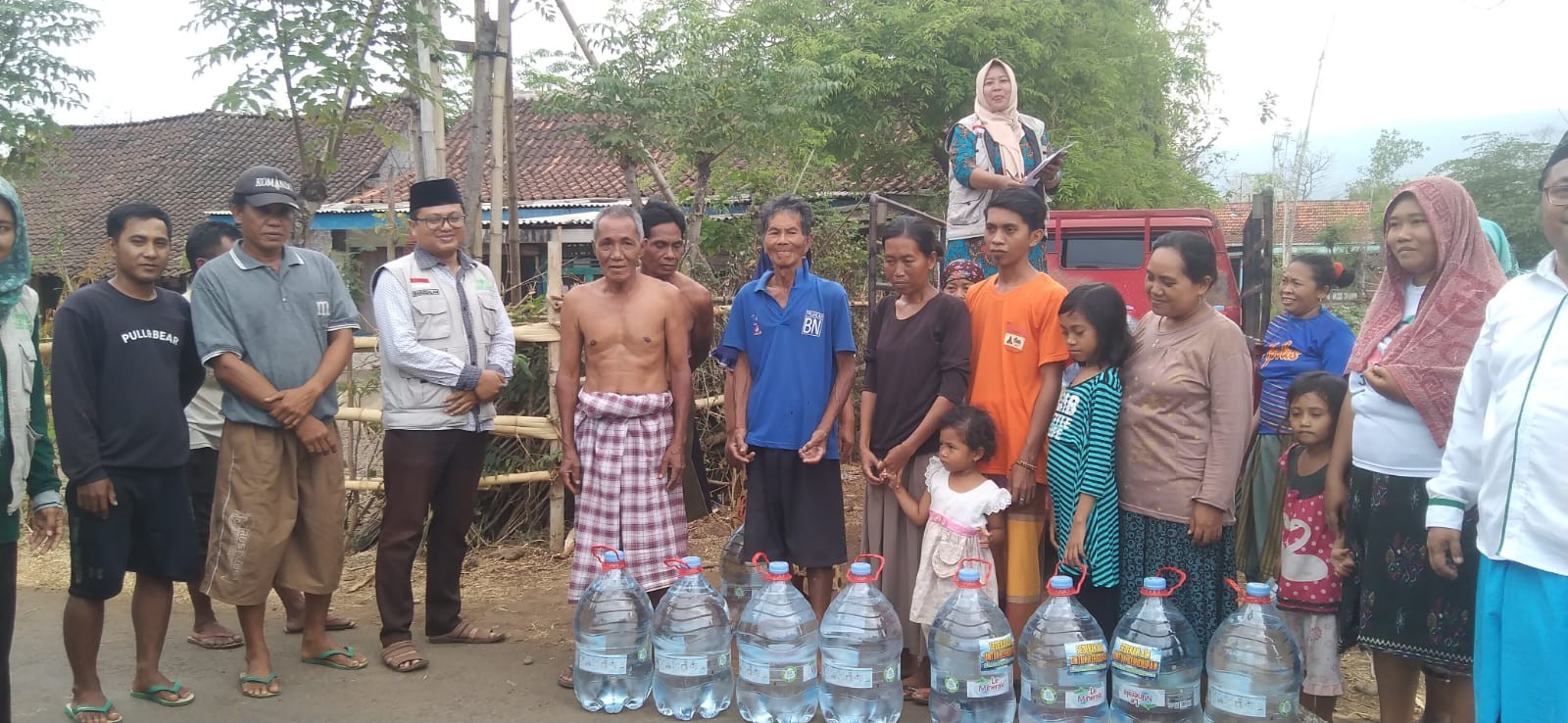 LAZISNU Probolinggo Droping Air Mineral untuk Warga Terdampak Kekeringan
