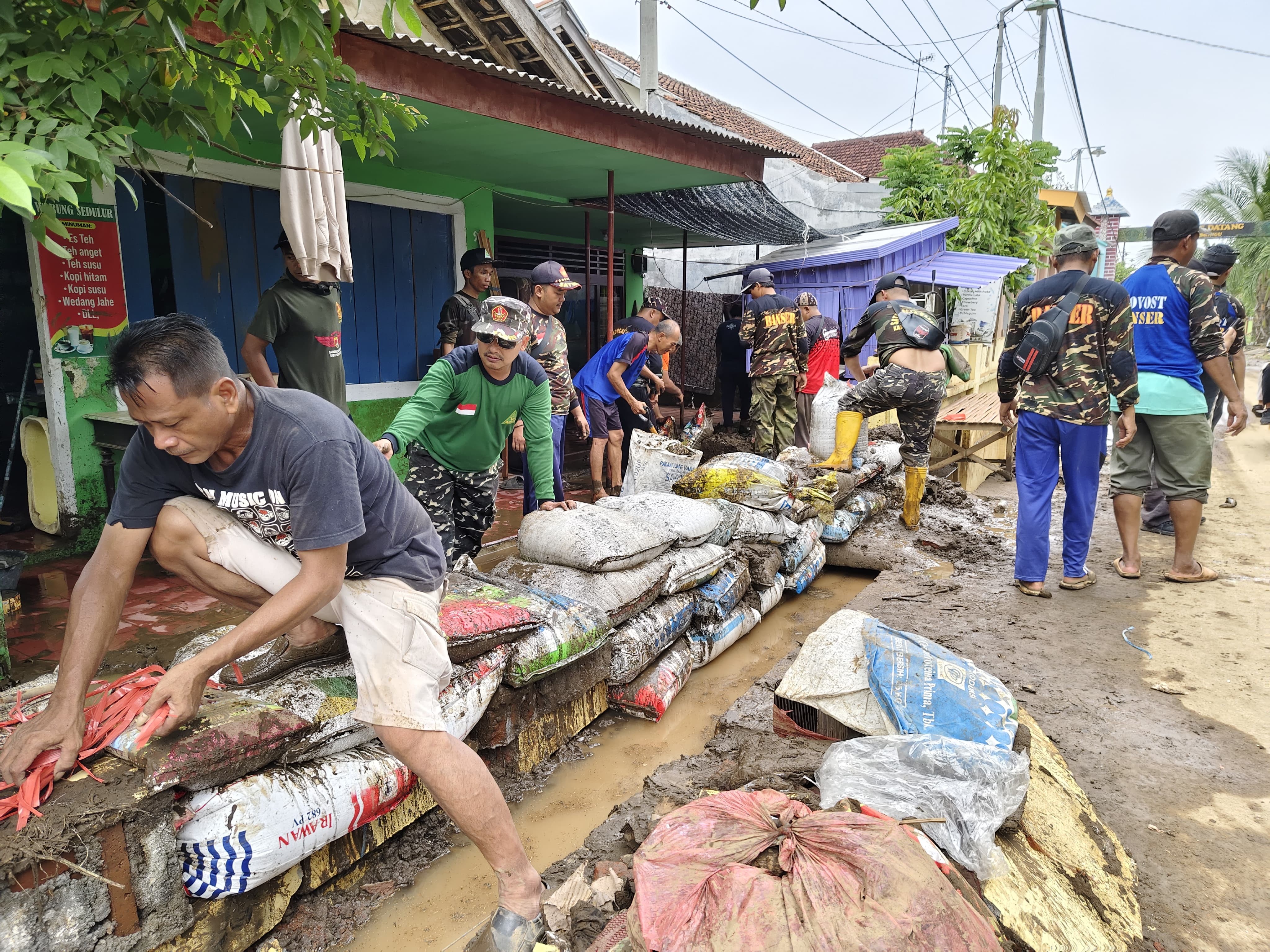 Peduli Banjir Dringu, Ansor Banser Probolinggo Salurkan Bantuan