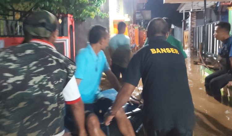 Tengah Malam, GP Ansor PAC Dringu Bantu Evakuasi Korban Banjir