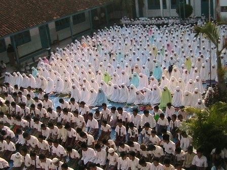 Imam Salah Baca Al-Quran, Sahkah Shalat Jamaahnya?
